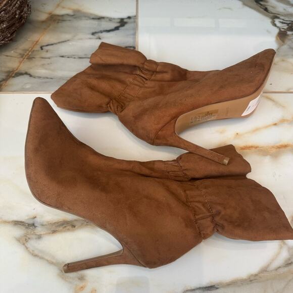 Express Women’s Paper Bag Top Camel Faux Suede Ankle Boots Pumps Heels size 9 - Picture 3 of 8